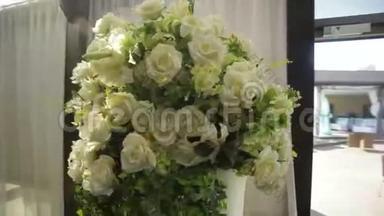 完美的奶油豪华玫瑰花束婚礼，生日或情人节`。 新娘`宴会厅的花束